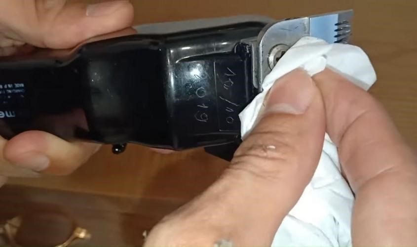 Sau khi vệ sinh,dùng khăn mềm lau khô tông đơ