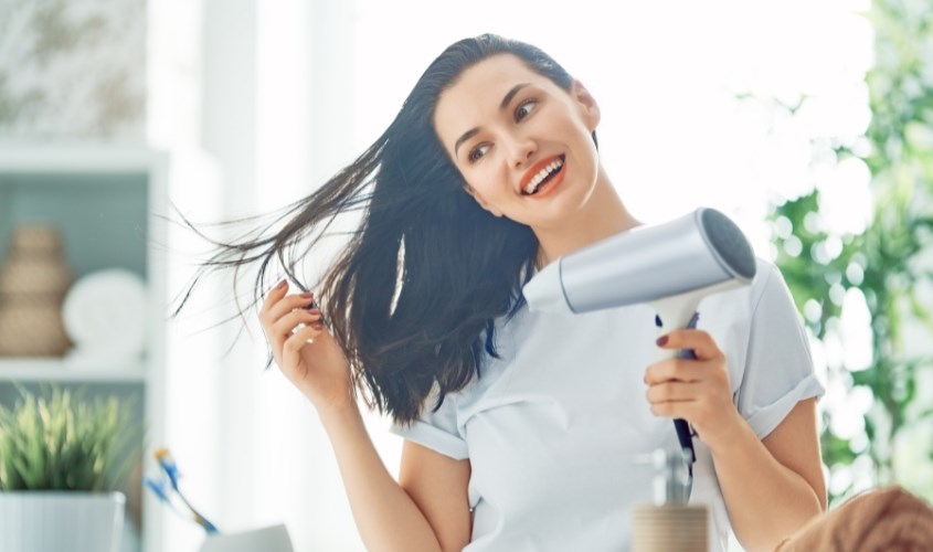 Di chuyển máy sấy nhẹ nhàng để tóc khô đều