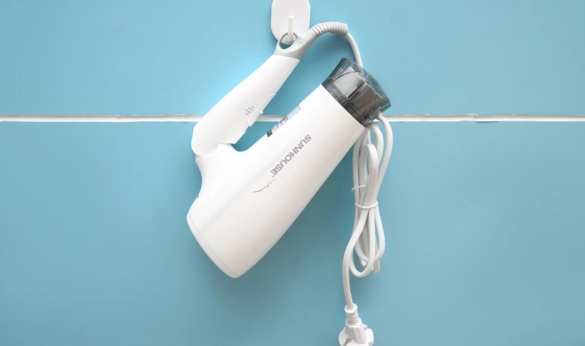 Bảo quản máy sấy tóc bằng cách treo lên cao