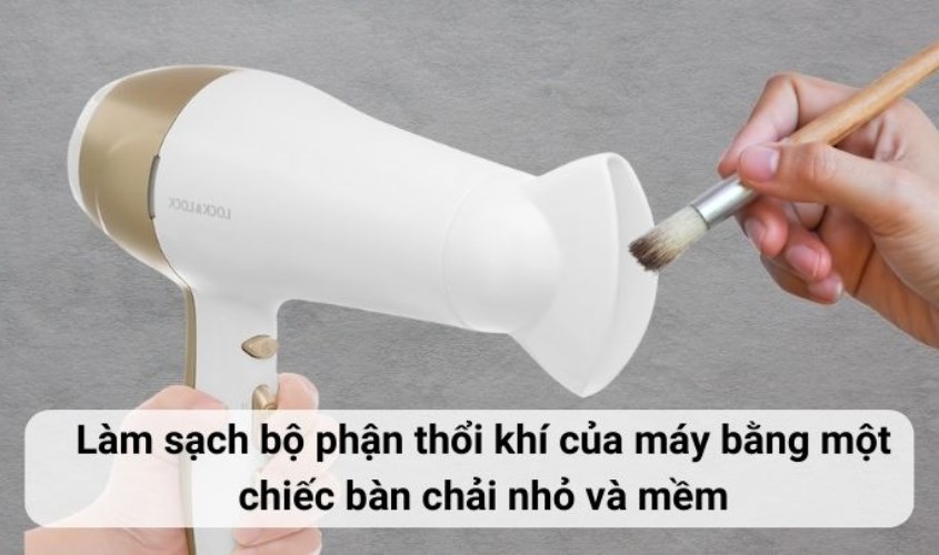 Vệ sinh máy sấy tóc bằng bàn chải