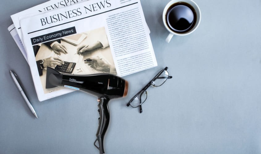 Không đặt máy sấy tóc đang hoạt động gần vật dễ cháy