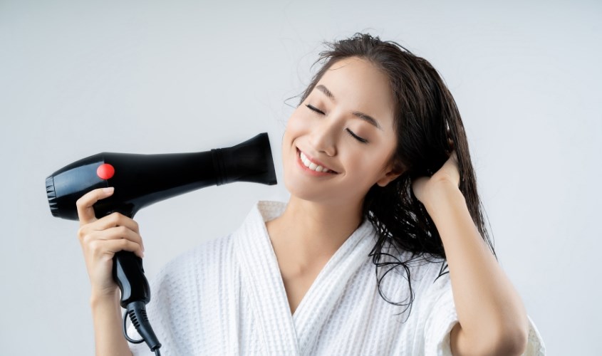 Không sấy tóc ngay khi vừa gội đầu xong