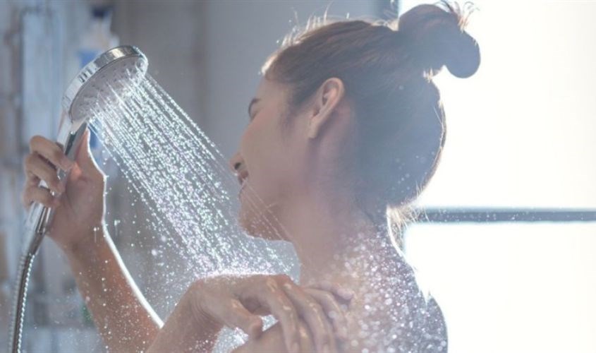 Làm sạch cơ thể bằng nước ấm