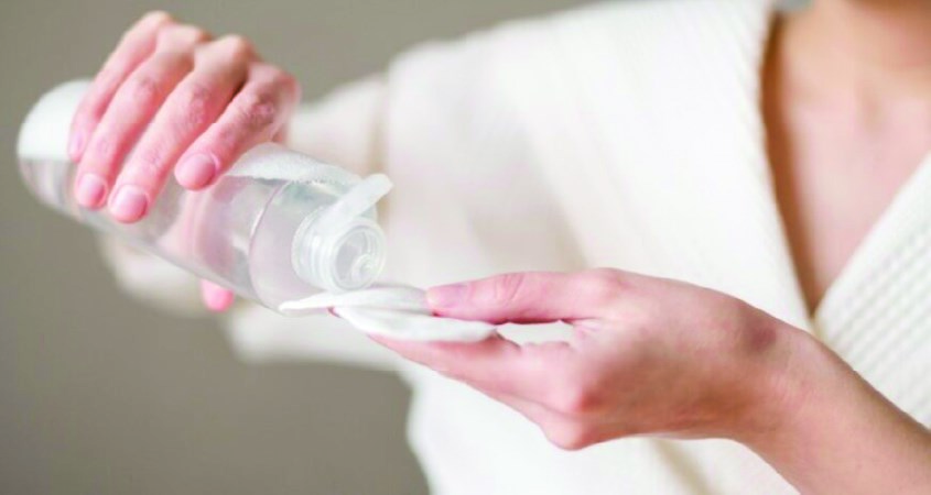 Không chà xát mạnh khi tẩy trang