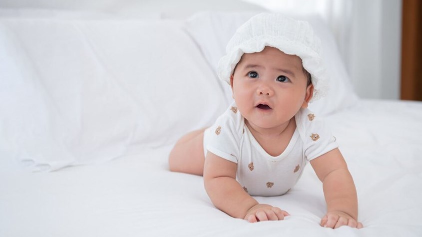 Trẻ sơ sinh bắt đầu khám phá thể giới bằng các giác quan. Nguồn: Freepik