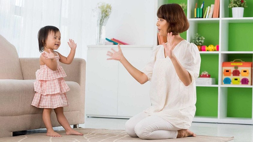 Từ 2 – 7 tuổi là giai đoạn quan trọng, tạo tiền đề cho sự phát triển ngôn ngữ. Nguồn: Fitobimbi