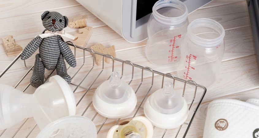 Tiệt trùng bình sữa và dụng cụ pha sữa sạch sẽ
