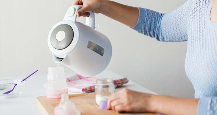 Đun sôi và để nguội nước đến khoảng 40 độ C