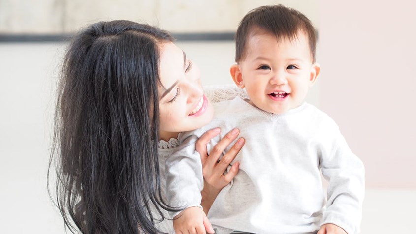 Bố mẹ cũng đóng vai trò quan trọng trong sự phát triển và hoàn thiện khả năng ngôn ngữ của trẻ. Nguồn: Monkey