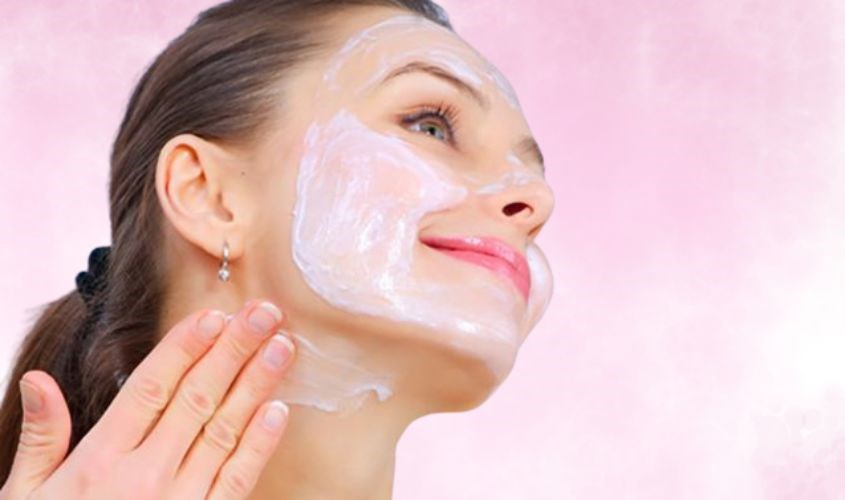 Đắp mặt nạ ngủ và massage nhẹ nhàng để dưỡng chất thẩm thấu