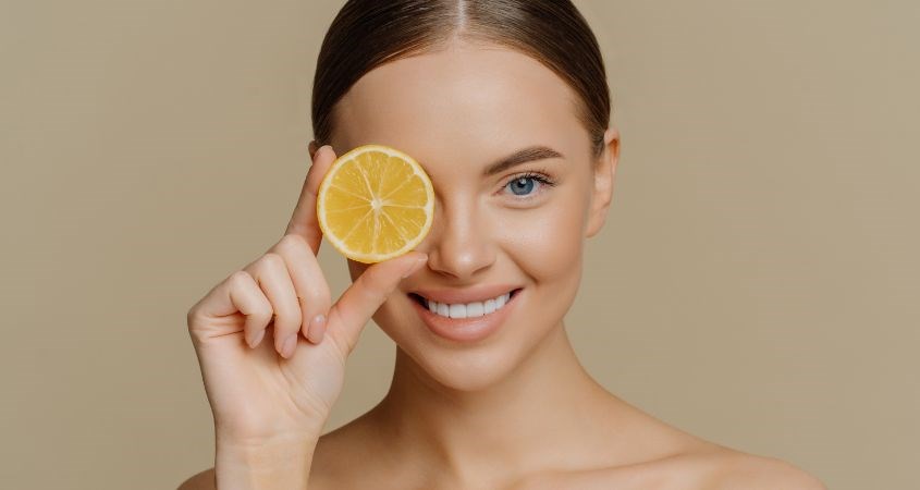 Chanh là nguyên liệu hỗ trợ điều trị mụn ẩn, thâm và chăm sóc da