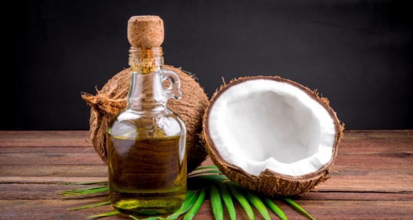 Dầu dừa có tác dụng chống viêm và kháng khuẩn, ngăn ngừa mụn ẩn phát triển