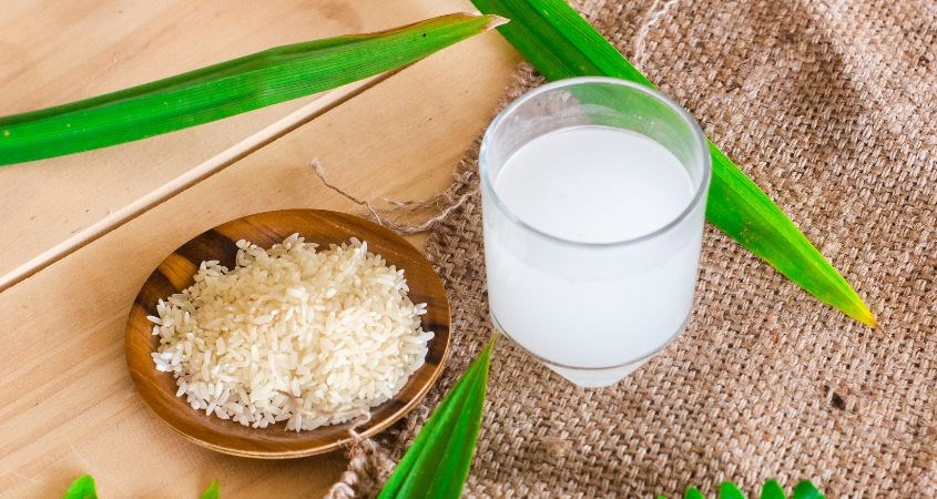 Nước vo gạo giúp loại bỏ bụi bẩn, dầu thừa gây bít tắc lỗ chân lông