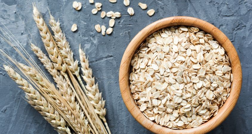 Bột yến mạch giúp hạn chế hoạt động của tuyến bã nhờn và đào thải nhân mụn