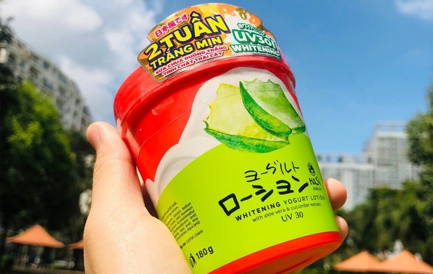 Sữa dưỡng thể chiết xuất nha đam, dưa leo trắng da Hasi Yogurt UV30 180g