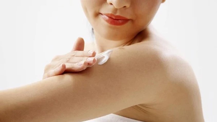 Sữa dưỡng thể nên chứa các thành phần giúp da mềm mại, mịn màng