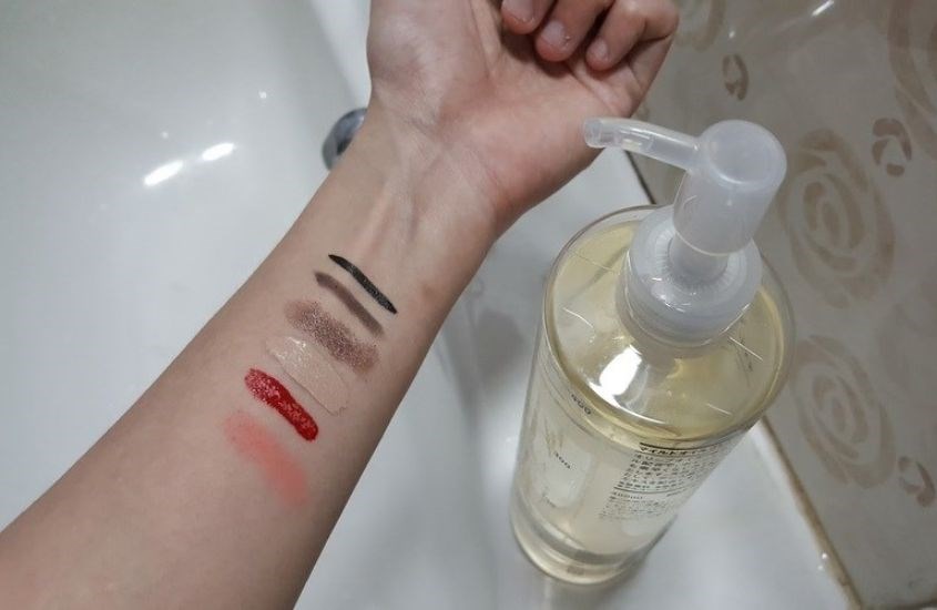 Dầu tẩy trang giúp làm sạch, loại bỏ sợi bã nhờn