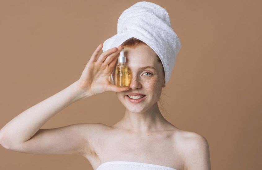 Các chuyên gia da liễu khuyến khích người sở hữu làn da dầu nên sử dụng dầu tẩy trang
