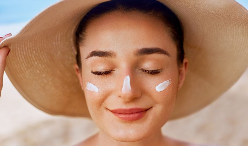 Bôi kem chống nắng và che chắn ánh nắng khi đang sử dụng AHA