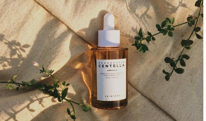 Tinh chất dưỡng ẩm và phục hồi da chiết xuất Rau Má Skin1004 Madagascar Centella Ampoule 55 ml