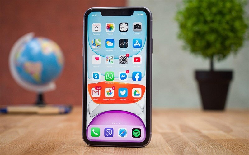 iPhone 11 sở hữu màn hình Liquid Retina so với tấm nền OLED thì không quá nổi bật