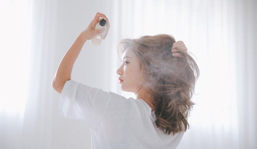 Dùng bình xịt nước lên tóc để tạo nếp trong mỗi buổi sáng