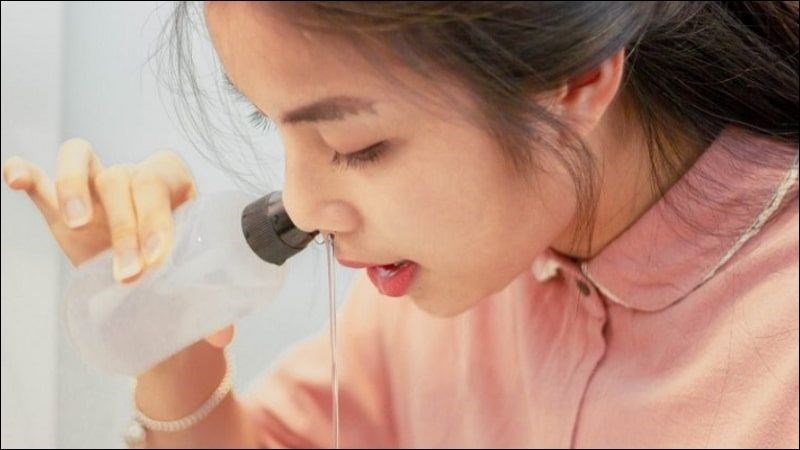 Rửa mũi giúp mũi thông thoáng, giảm nhẹ triệu chứng do viêm xoang gây ra