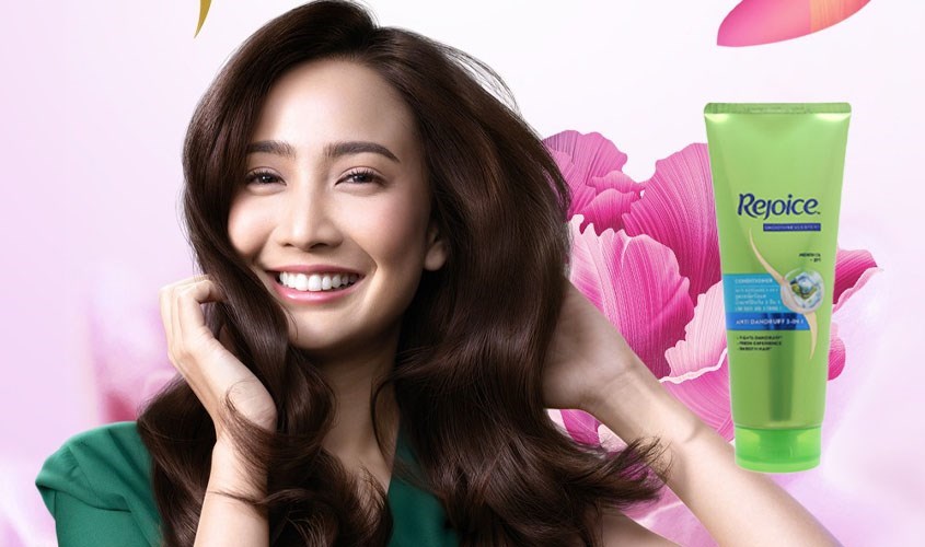 Dầu xả Rejoice giúp loại bỏ gàu với dung tích 320ml. 