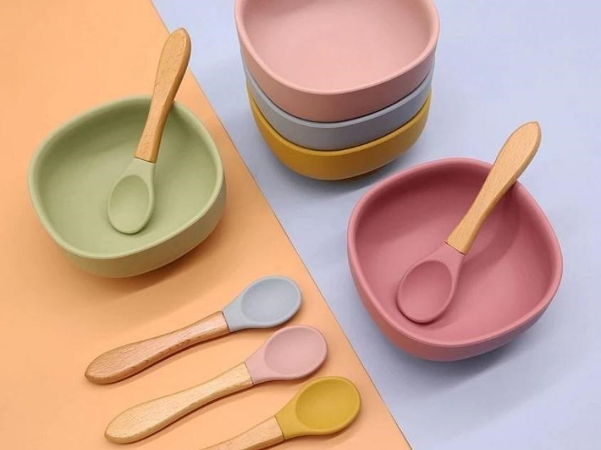 Cha mẹ cho trẻ dùng đồ với chất liệu khó vỡ tránh cho trẻ bị thương. Nguồn: Freepik