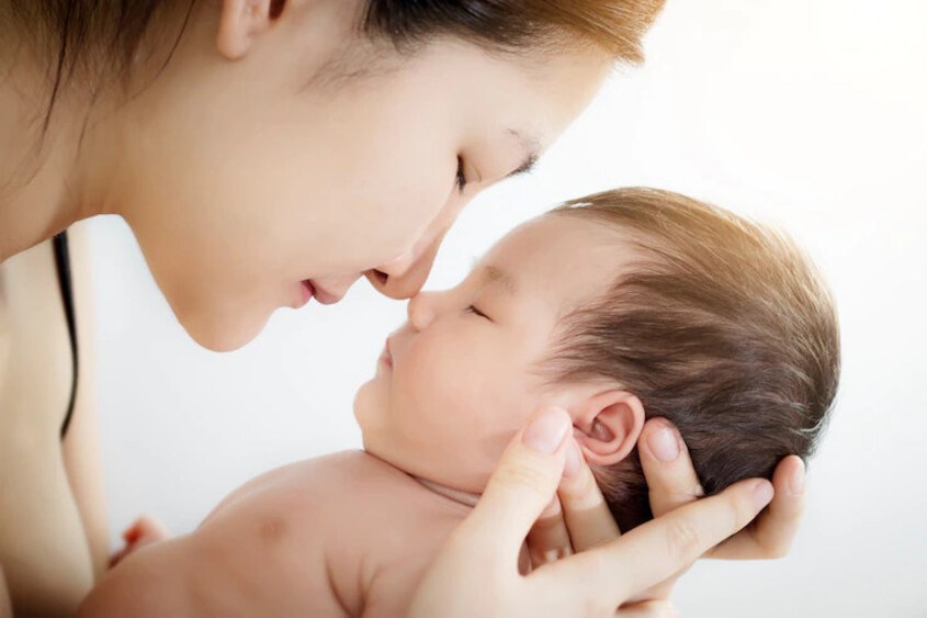 Trẻ nhỏ được âu yếm, vuốt ve mỗi ngày rất có lợi cho sự tăng trưởng và phát triển. Ảnh: freepik Trẻ nhỏ được âu yếm, vuốt ve mỗi ngày rất có lợi cho sự tăng trưởng và phát triển. Ảnh: freepik