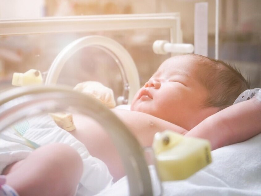 Trẻ sinh non cần có những đụng chạm tích cực để ổn định sức khỏe nhanh chóng. Ảnh: freepik Trẻ sinh non cần có những đụng chạm tích cực để ổn định sức khỏe nhanh chóng. Ảnh: freepik