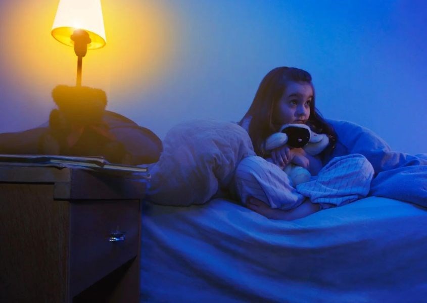 Cha mẹ giúp trẻ vượt qua nỗi sợ bóng tối. Nguồn từ sheknows