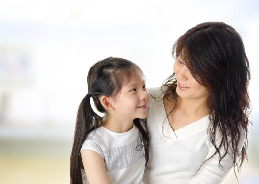 Cha mẹ hãy nói chuyện và lắng nghe trẻ để hiểu rõ nguyên nhân trẻ sợ bóng tối. Nguồn từ squarespace