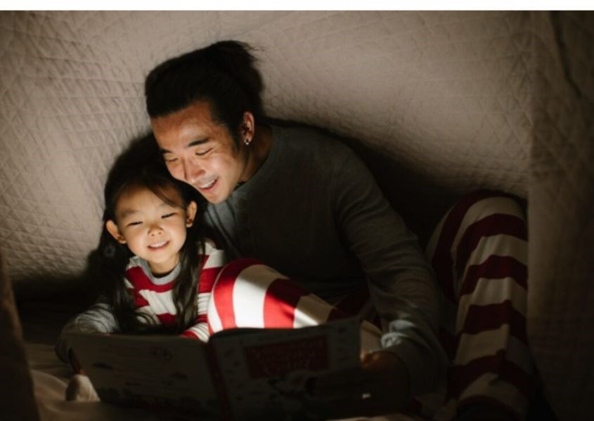 Cùng trẻ đọc sách bằng đèn pin dưới tấm chăn. Nguồn từ bookriot