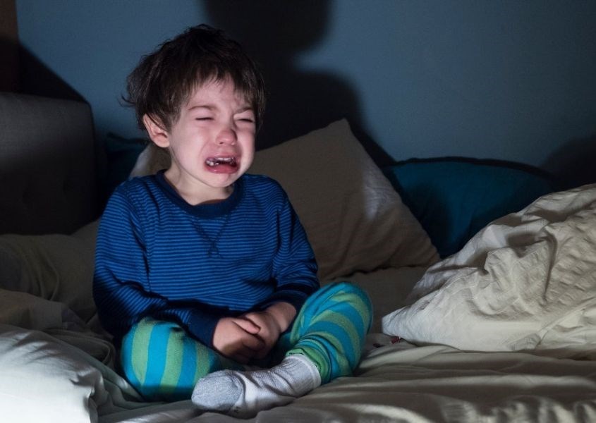 Cha mẹ không kể những câu chuyện kinh dị cho trẻ trước khi đi ngủ sẽ làm cho chúng cảm thấy sợ hãi. Nguồn từ bustle