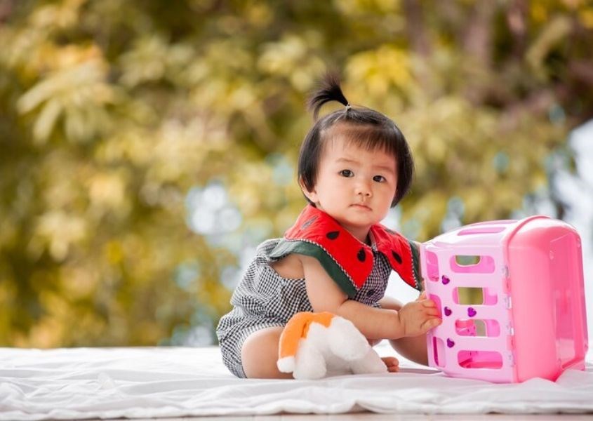 Những dấu hiệu của một em bé đang phát triển bình thường. Nguồn từ freepik