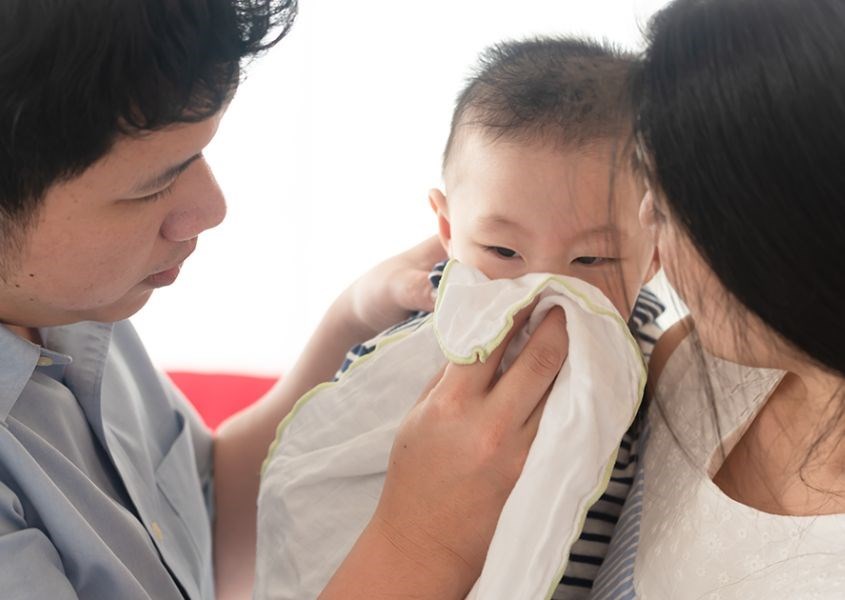 Trẻ bị nghẹt mũi và thở bất thường. Nguồn từ childrensmn