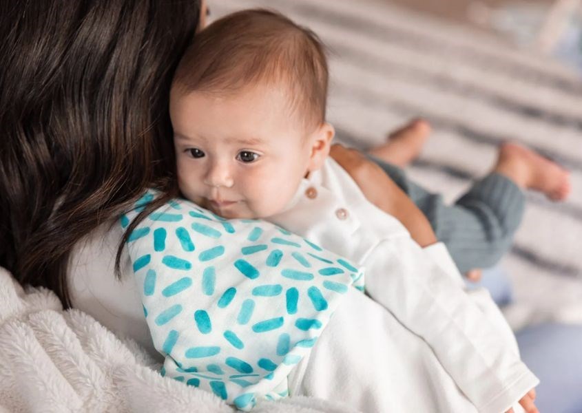 Trẻ bú và khạc ra máu. Nguồn từ i0.wp