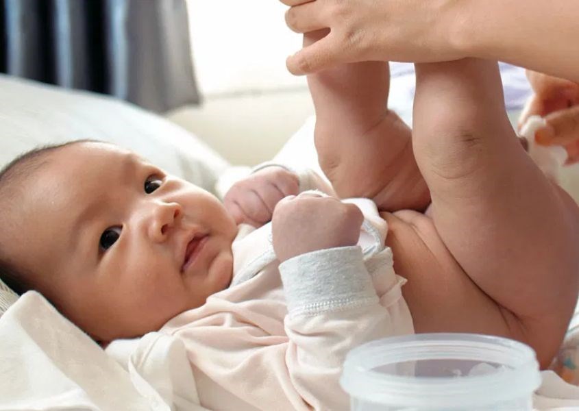 Trẻ sơ sinh đi ngoài 1 lần/ tuần là tốt nhất. Nguồn từ i0.wp