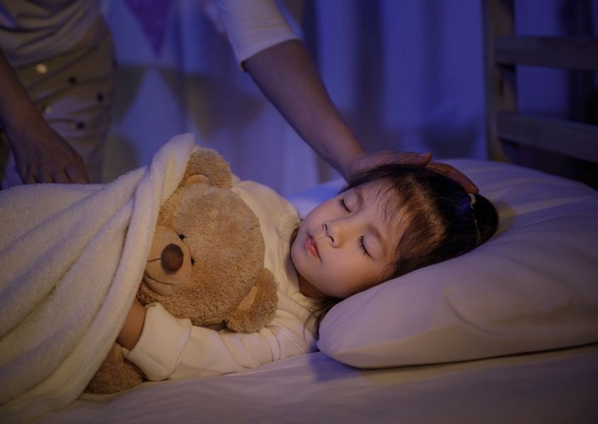 Cha mẹ hãy ngủ chung với trẻ trong những ngày đầu chúng ngủ một mình. Nguồn từ thesleepdoctor Cha mẹ hãy ngủ chung với trẻ trong những ngày đầu chúng ngủ một mình. Nguồn từ thesleepdoctor