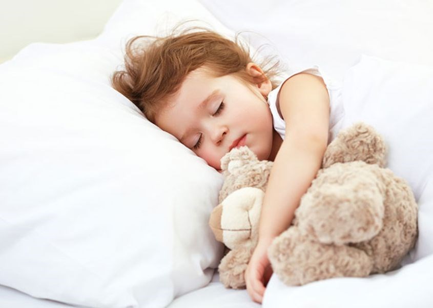 Các loại đồ chơi hay vật dụng quen thuộc sẽ làm cho trẻ yên tâm hơn khi đi ngủ. Nguồn từ freepik Các loại đồ chơi hay vật dụng quen thuộc sẽ làm cho trẻ yên tâm hơn khi đi ngủ. Nguồn từ freepik