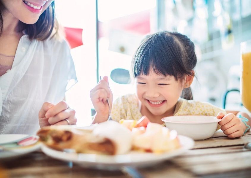 Nấu một món ăn mà trẻ yêu thích cũng là một phần thưởng cho trẻ. Nguồn từ straitstimes Nấu một món ăn mà trẻ yêu thích cũng là một phần thưởng cho trẻ. Nguồn từ straitstimes