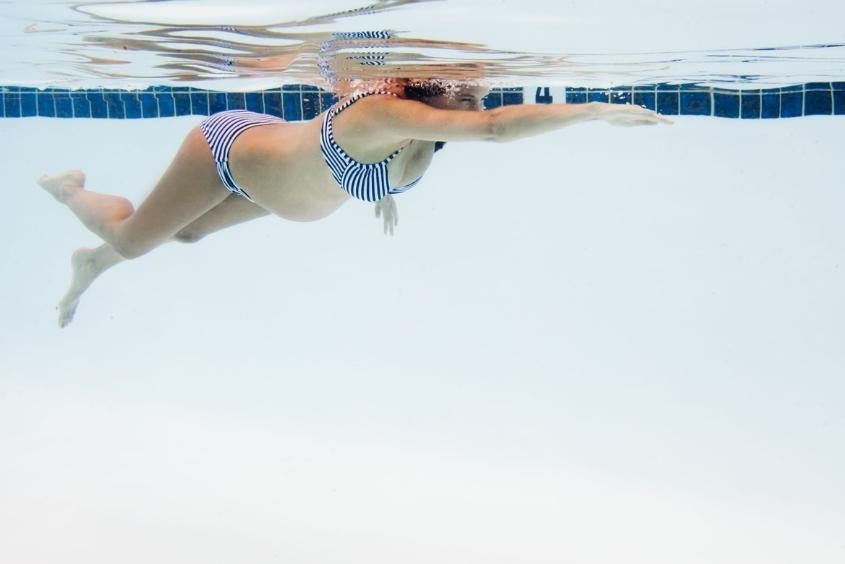 Tư thế bơi khi mẹ bầu đi bơi