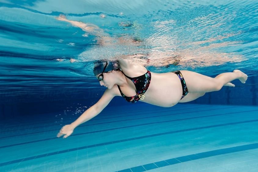 Mẹ bầu đi bơi có tốt không