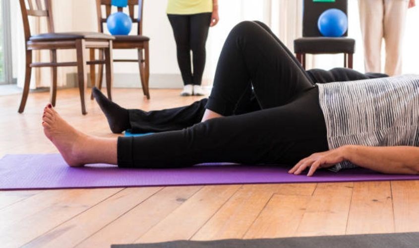 Động tác tập yoga cho bà bầu bằng cách nằm ngữa. Nguồn: Getty Images Động tác tập yoga cho bà bầu bằng cách nằm ngữa. Nguồn: Getty Images