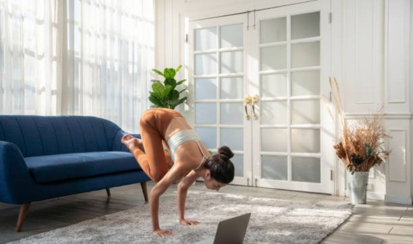 Tư thế con quạ là động tác mà thai phụ nên tránh. Nguồn: Getty Images Tư thế con quạ là động tác mà thai phụ nên tránh. Nguồn: Getty Images