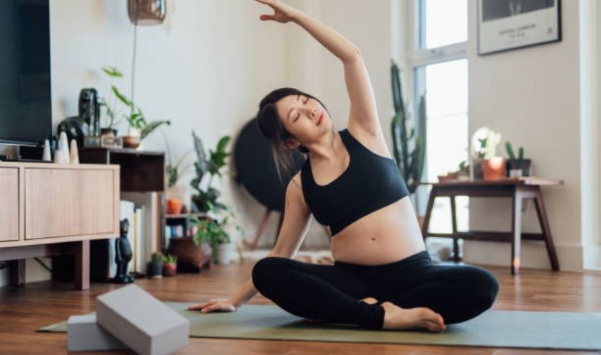 Tư thế vặn mở người khi tập yoga cho bà bầu. Nguồn: iStock Tư thế vặn mở người khi tập yoga cho bà bầu. Nguồn: iStock