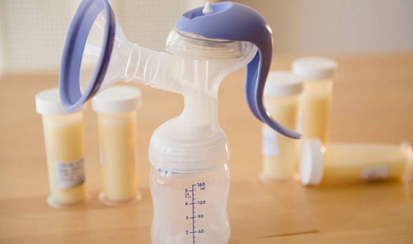 Góc nhìn cận cảnh về việc hút sữa của mẹ bỉm ngày nay. Nguồn: Getty ImageT