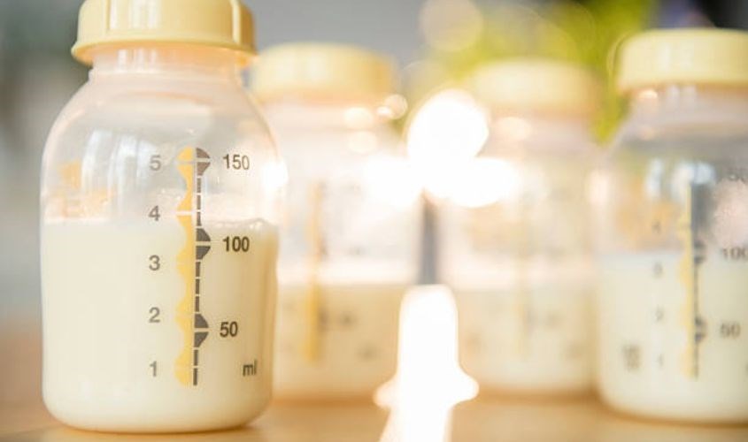 5,6% phụ nữ cho con bú sữa mẹ bằng cách hút sữa hoàn toàn. Nguồn: Getty Images