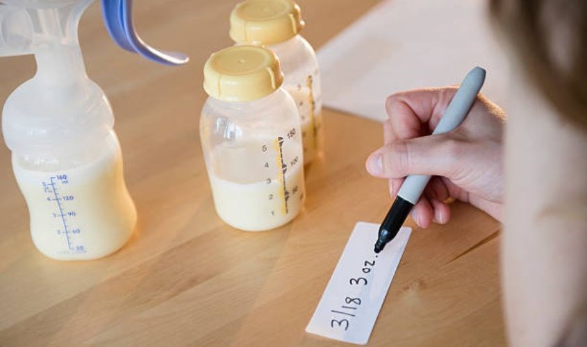 Cách bảo quản sữa đã hút. Nguồn: Getty Images